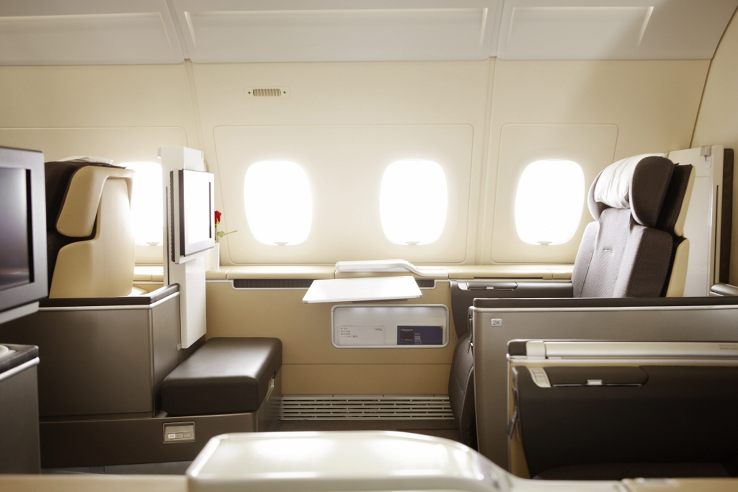 X first class. Lufthansa first class. Авиационные классы интерьер. First class Airplane. First class Cabin Seats.